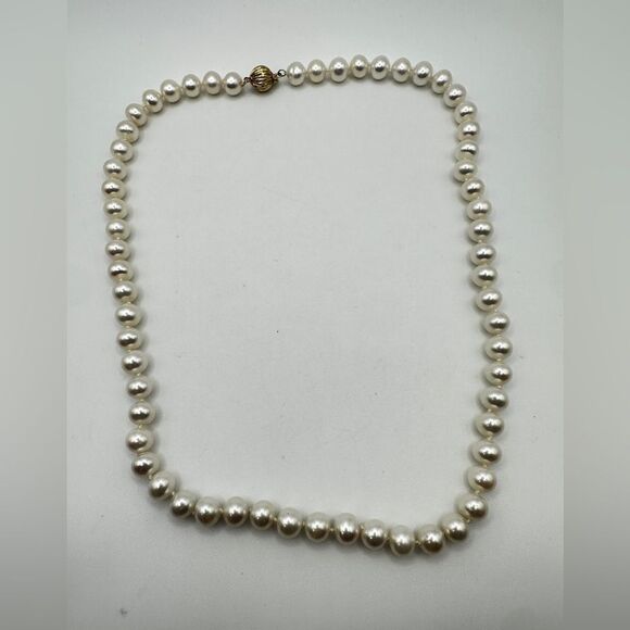 20" 14kt Yellow Gold Clasp and 8mm beautiful pearl necklace! - Picture 8 of 12